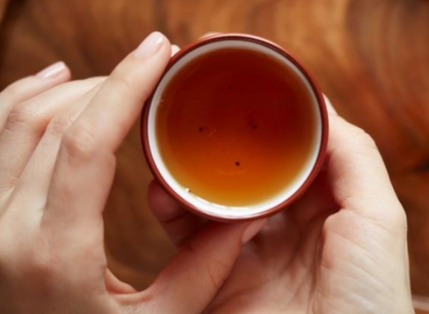 手捧茶